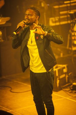 Amsterdam, Hollanda - 1 Temmuz 2016: Kültürel ve dünya müzik festivali Roots Amsterdam'ın bir parçası olarak Melkweg'de reggae şarkıcıları Gentleman ve Ky-Mani Marley konseri öncesinde Christopher Martin ile destek hareketi