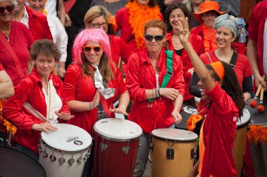 Amsterdam, Hollanda, 30 Nisan 2014: resmi ulusal bayram Kral günü kutlaması - Koningsdag - Kral Willem'in doğum gününü kutlamak için her yıl 30 Nisan'da tüm ülkede düzenlendi