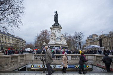 Paris, Fransa 10 Ocak 2016: Bombalama ve silahlı saldırı kurbanlarıanısına tören, Charlie Hebdo terör saldırısı anısına 