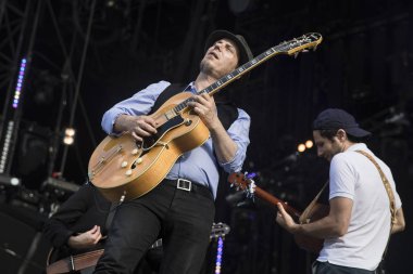 Nyon, İsviçre - 20 Temmuz 2017: Fransız ska grubu Tryo'nun Fransız şarkıcı Vianney'i konuk oyuncu olarak ağırlatan konseri, Paleo Festivali