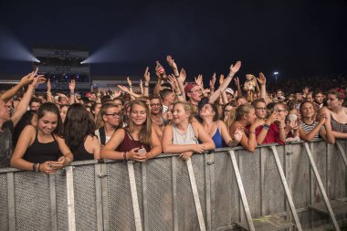 Nyon, İsviçre - 18 Temmuz 2017: Paleo Festivali'nde Fransız elektronik müzisyeni Petit Biscuit'in konserinde genç hayranların dinleyicileri