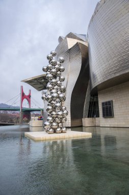 Bilbao, İspanya - 19 Mart 2015: Niki de Saint Phalle sergisi sırasında Bilbao 'daki Guggenheim Müzesi (27 Haziran 2015)) 