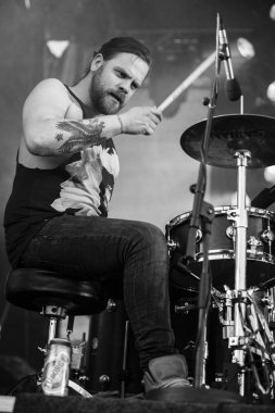 Traena, Norveç - 12 Temmuz 2014: İzlandalı şarkıcı Mugison'un Traenafestival'deki konseri sırasında, küçük Traena adasında müzik festivali gerçekleşiyor