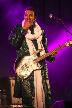 Traena, Norveç - 10 Temmuz 2015: Rock blues dünya müziği Nigerien Tuareg sanatçısı Omara 