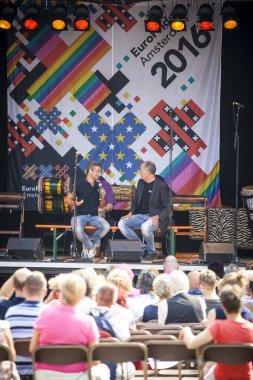 Amsterdam, Hollanda - 23 Temmuz 2016: Pembe Cumartesi kutlamaları sırasında Vondelpark'taki gösterilere ve etkinliklere katılan baba ve oğul 