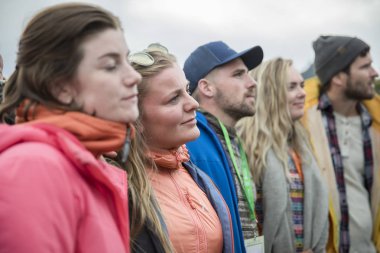 Traena, Norveç - 7 Temmuz 2017: Norveçli eşcinsel korosu Oslo Fagittkor'un Traenafestival'deki konserini duyguyla izleyen seyirciler, traena adasında düzenlenen müzik festivali
