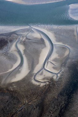 çamur ve kum banka su sarma ile düşük gelgit mudflat kıyı şeridi havadan görünümü, Frizya adası Ameland, Hollanda