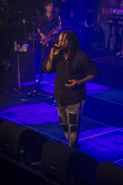 Amsterdam, Hollanda - 1 Temmuz 2016: kültürel ve dünya müzik festivali Roots Amsterdam kapsamında Melkweg'de reggae şarkıcıları Gentleman ve Ky-Mani Marley konseri