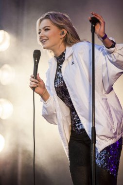 Traena, Norveç - 07 Temmuz 2016: Norveçli şarkıcı Astrid S'nin Traenafestival'deki konseri, küçük Traena adasında müzik festivali