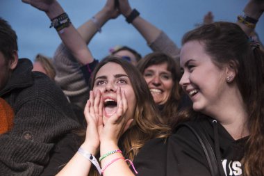 Traena, Norveç - 08 Temmuz 2016: Norveçli folk ve rock grubu Violet Road'un Traenafestival'deki konserinde seyirciler tezahürat yapıyor, Norveç'in küçük Traena adasında müzik festivali düzenleniyor