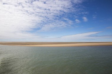 Deniz kıyısı manzarası, su, kumsal ve beyaz bulut, Royan, Fransa yakınlarında garonne halis