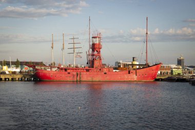 Amsterdam, Hollanda, 29 Ağustos 2015: Avrupa'nın en büyük kakao limanı olan Amsterdam limanının kırmızı ışıklı gemiyle görünümü