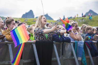 Traena, Norveç - 7 Temmuz 2017: Norveçli eşcinsel korosu Oslo Fagittkor'un Traenafestival'deki konseri, küçük Traena adasında müzik festivali