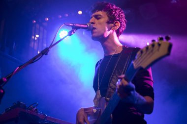 Amsterdam, Hollanda - 4 Ekim 2017: Amerikalı rock şarkıcısı Hanni El Khatib'in Bitterzoet Paradiso konseri öncesinde Fransız rock grubu Holy Oysters'ın destek sanatçısı