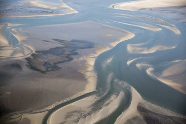 çamur ve kum banka su sarma ile düşük gelgit mudflat kıyı şeridi havadan görünümü, Frizya adası Ameland, Hollanda