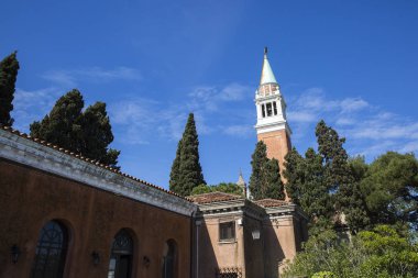 Venedik çan kulesi ya da çan kulesinin dar bir sokağından açılı görüş 