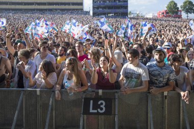 Nyon, İsviçre - 20 Temmuz 2017: Paleo Festivali'nde Fransız ska grubu Tryo'nun konserinde tezahürat ve bayraksallayan taraftar kalabalığı