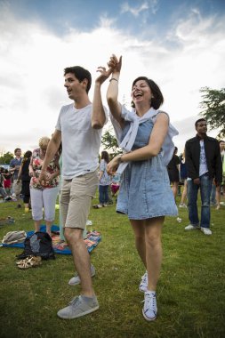 Amsterdam, Hollanda - 5 Temmuz 2015: Kolombiyalı grup La-33'ün konseri sırasında - Amsterdam Roots Open Air sırasında salsa dansı yapanlar, Park Frankendael'de 05/07/2015 tarihinde kültürel festival düzenlendi