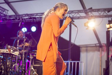 Traena, Norveç - 08 Temmuz 2016: Norveçli Pop Indie şarkıcısı Katrin Froder'In Traenafestival'deki konseri, traena adasında müzik festivali gerçekleşiyor