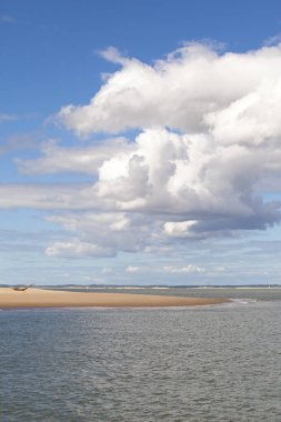 Deniz kıyısı manzarası, su, kumsal ve beyaz bulut, Royan, Fransa yakınlarında garonne halis