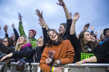 Traena, Norveç - 08 Temmuz 2016: Norveçli folk ve rock grubu Violet Road'un Traenafestival'deki konserinde seyirciler tezahürat yapıyor, Norveç'in küçük Traena adasında müzik festivali düzenleniyor