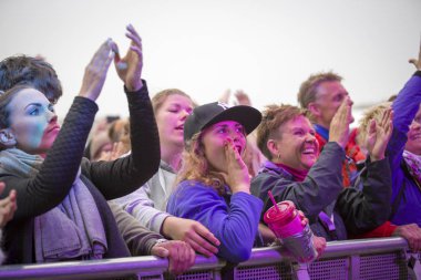 Traena, Norveç - 10 Temmuz 2013: Norveçli şarkıcı Hekla Stalstrenga'nın Traenafestival'deki konseri sırasında, küçük Traena adasında müzik festivali gerçekleşiyor