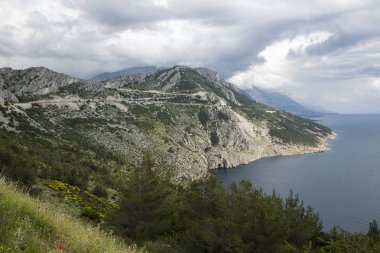 Dramatik bulutlu gökyüzü, Hırvatistan ile adriyatik denizinde aşağı gidiyor uçurumun havadan görünümü