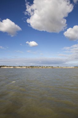 Sahil şeridi manzaralı mavi gökyüzü ve kabarık beyaz bulutlu Royan tatil köyü, Fransa
