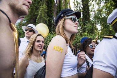 Amsterdam, Hollanda - 1 Ağustos 2015: Katılımcıların korunması insan hakları ve sivil eşitlik - Prinsengracht, Amsterdam Eşcinsel gurur geçit için yıllık olay