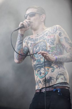 Traena, Norveç - 07 Temmuz 2016: Norveçli punk rock grubu Viagra Boys'un Traenafestival'deki konseri, traena adasında müzik festivali gerçekleşiyor