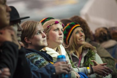 Traena, Norveç - 10 Temmuz 2015: Norveçli grup Kim Lie og hans Langt Nord Bandat the Traenafestival'in konserinde seyirciler arasında bayanlar havada kollarını kaldırdı, traena küçük adada müzik festivali gerçekleşiyor