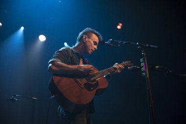 Amsterdam, Hollanda - 2 Kasım 2017: İsrailli şarkıcı Asaf Avidan'ın Amsterdam'daki Venue Melkweg konseri
