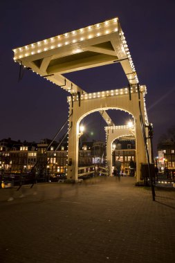 Amsterdam, Hollanda 20 Aralık 2015: Amsterdam Işık Festivali 2015 sırasında Magere Brug'un (sıska köprü) gece manzarası