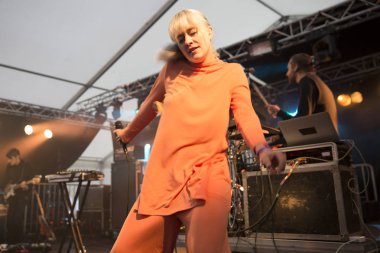 Traena, Norveç - 08 Temmuz 2016: Norveçli Pop Indie şarkıcısı Katrin Froder'In Traenafestival'deki konseri, traena adasında müzik festivali gerçekleşiyor