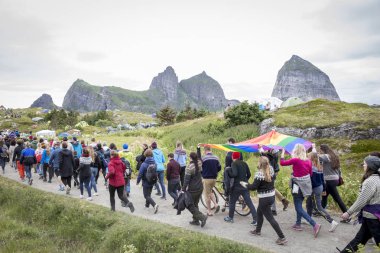 Traena, Norveç - 08 Temmuz 2015: Traenafestival sırasında Avrupa'nın en küçük eşcinsel Gururu'na katılan renkli bir grup insan, traena adasında düzenlenen müzik festivali.
