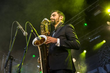 Traena, Norveç - 10 Temmuz 2015: Norveçli grup Kim Lie og hans Langt Nord Bandat the Traenafestival konseri, traena küçük adada müzik festivali gerçekleşiyor