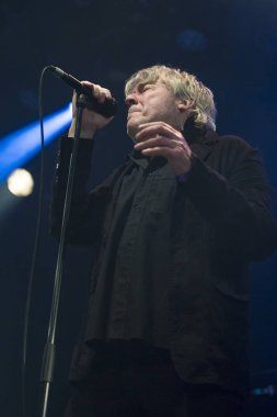 Amsterdam, Hollanda - 10 Şubat 2018: Belçikalı rock grubu Tjens Matic'in şarkıcı Arno ile melkweg konseri