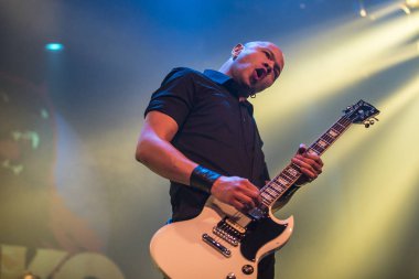 Amsterdam, Hollanda - 19 Mart 2017: Kanadalı hard rock heavy metal grubu Danko Jones'un Melkweg konseri