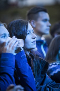 Traena, Norveç - 08 Temmuz 2016: Norveçli pop müzisyeni ve şarkıcı Dagny Norvoll Sandvik'in Traenafestival'deki konserinde dinleyiciler, traena adasında müzik festivali gerçekleşiyor