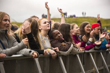 Traena, Norveç - 9 Temmuz 2016: Norveçli müzisyen ve söz yazarı Bendik'in Traenafestival'deki konserinde seyirciler tezahürat yapıyor, traena adasında müzik festivali gerçekleşiyor