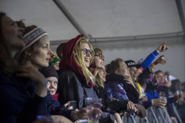 Traena, Norveç - 9 Temmuz 2016: Norveçli Punk Rock grubu Kuuk'un Traenafestival'deki konserinde seyirciler küçük Traena adasında düzenlenen müzik festivalinde tezahürat yapıyor