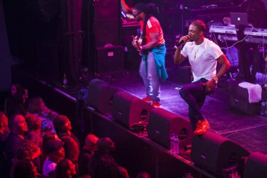 Amsterdam, Hollanda - 1 Temmuz 2016: Kültürel ve dünya müzik festivali Roots Amsterdam'ın bir parçası olarak Melkweg'de reggae şarkıcıları Gentleman ve Ky-Mani Marley konseri öncesinde Christopher Martin ile destek hareketi