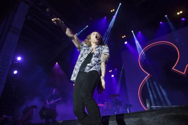 Nyon, İsviçre - 19 Temmuz 2017: Fransız pop şarkıcısı Julien Dore'un Paleo Festivali'ndeki konseri