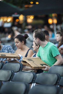 Amsterdam, Hollanda - 24 Ağustos 2016: 18-27/08/2016 tarihleri arasında düzenlenen Dünya Sineması Amsterdam'da, Marie Heinekenplein'de Arjantin filmi Road to la Paz'ın açık hava gösteriminde izleyiciler