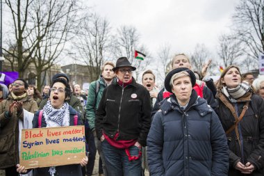 Amsterdam, Hollanda - 6 Şubat 2016: Irkçılığı ve İslamofobi'yi protesto etmek için düzenlenen 