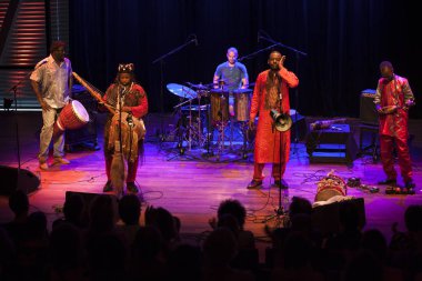 Amsterdam, Hollanda - 3 Temmuz 2015: Afrikalı grup Bko Quintet'in Bimhuis'te konseri, amsterdam roots kültür ve dünya müzik festivali kapsamında.