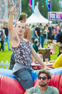 Amsterdam, Hollanda - 29 Temmuz 2017: Westerpark Milkshake Festivali'nde bir top havuzunda eğlenen arkadaşlar