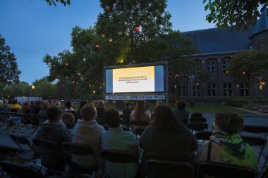Amsterdam, Hollanda - 11 Ağustos 2018: 11-25/08/2018 tarihleri arasında düzenlenen Dünya Sineması Amsterdam'da De Troppen bahçesinde Kübalı sergio ve Serguei'nin açık hava gösterimi