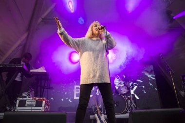 Traena, Norveç - 9 Temmuz 2016: Norveçli müzisyen ve söz yazarı Bendik'in Traenafestival'deki konseri, küçük Traena adasında müzik festivali