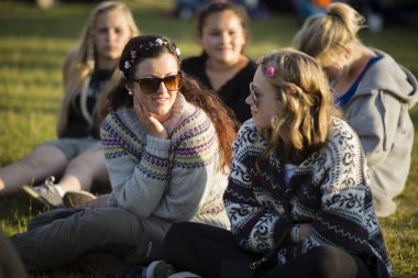Traena, Norveç - 11 Temmuz 2014: Norveçli grup Ida Maria'nın Traenafestival'deki konseri sırasında, traena adasında müzik festivali gerçekleşiyor